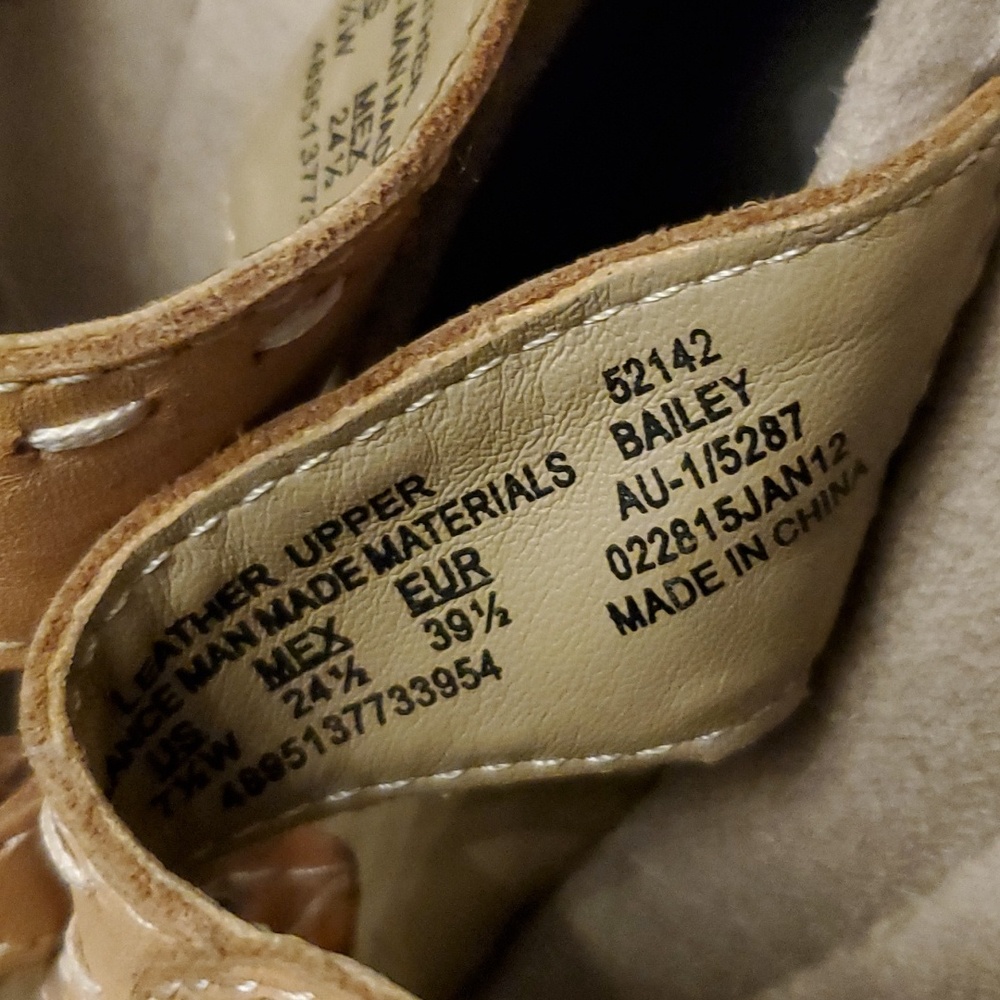 Womens 7 1/2 wide sandals - Picture 2 of 4